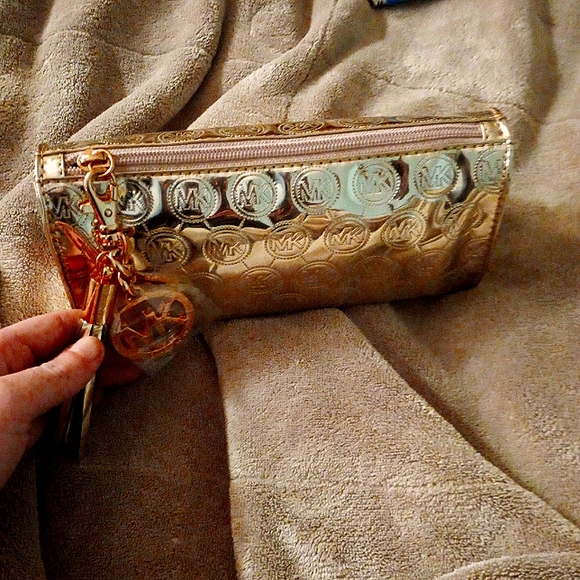 Michael Kors golden handbag - Picture 1 of 1